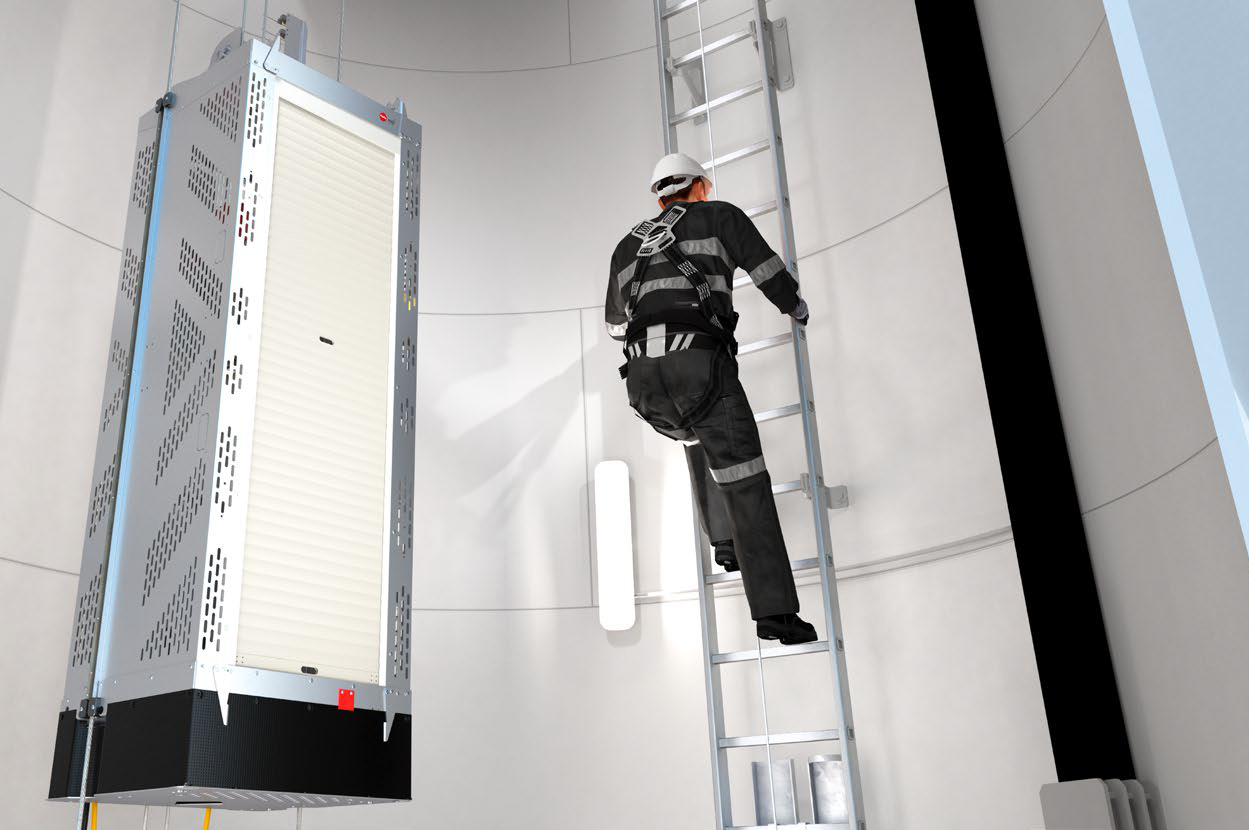 Servicetechniker in einer Windkraftanlage 