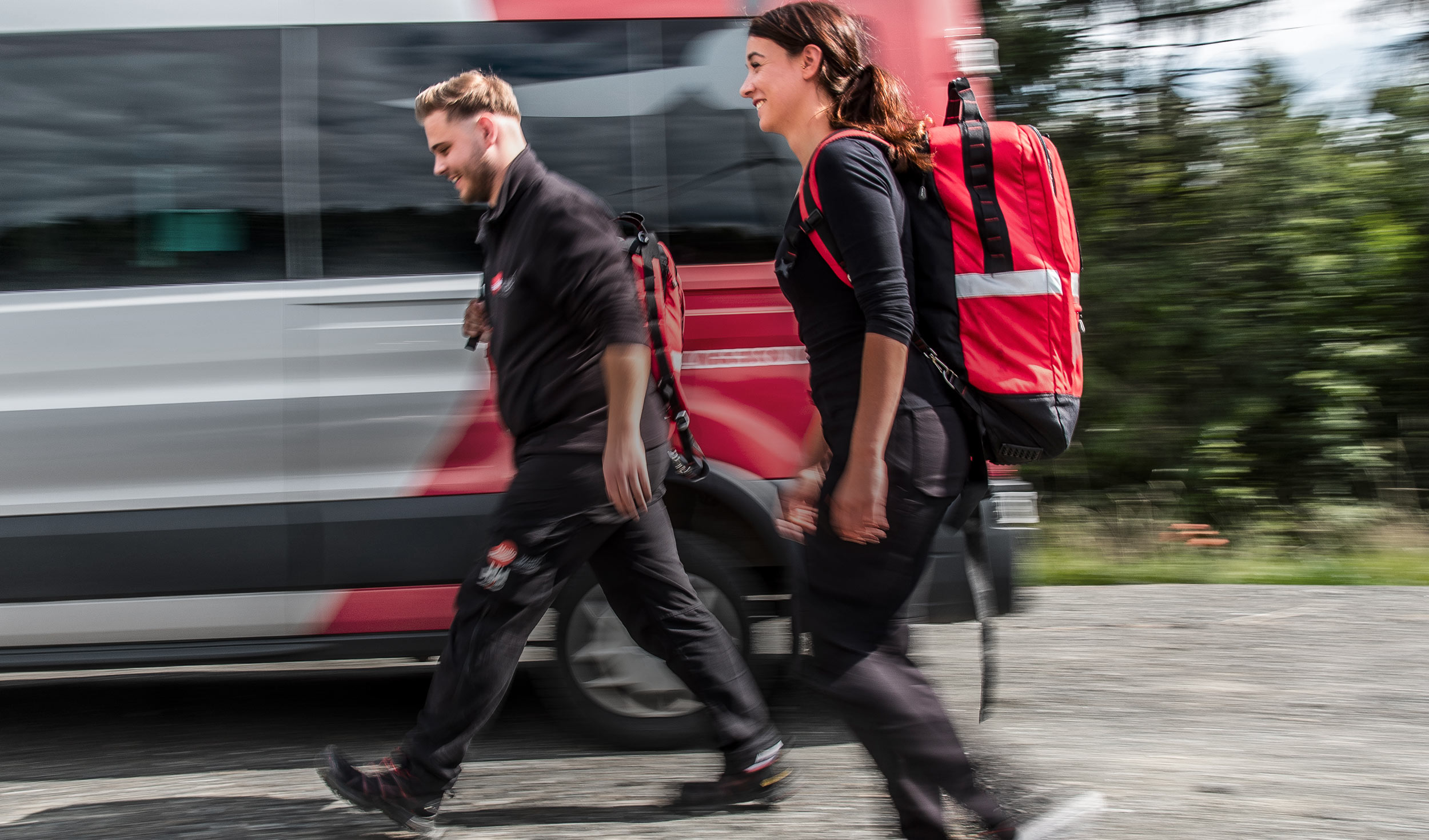 Personen vor Transporter