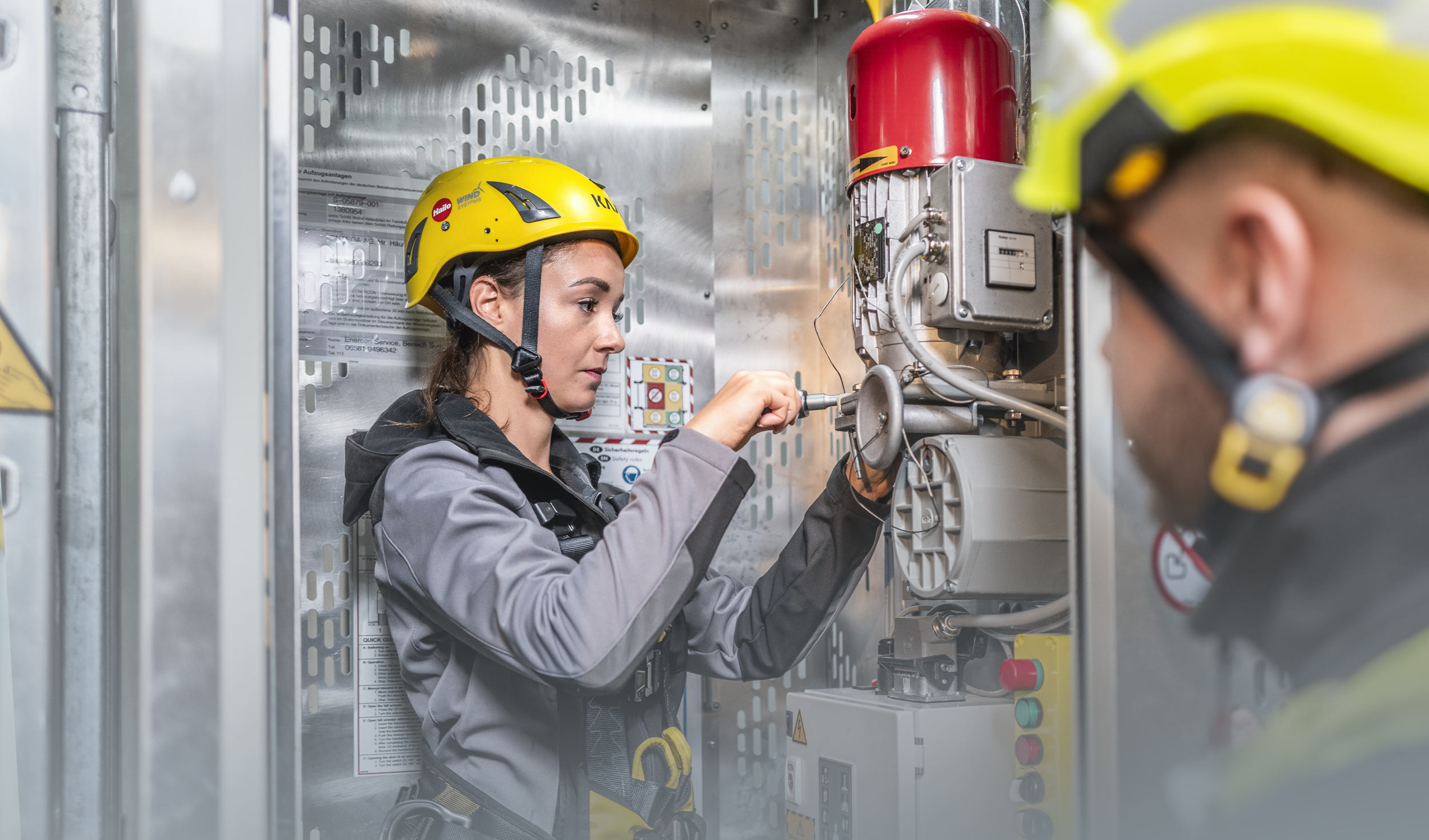 Herausragender Service, Servicelift, Dienstleistungen, Wartung, Generalüberholung, Servicetechnikerin