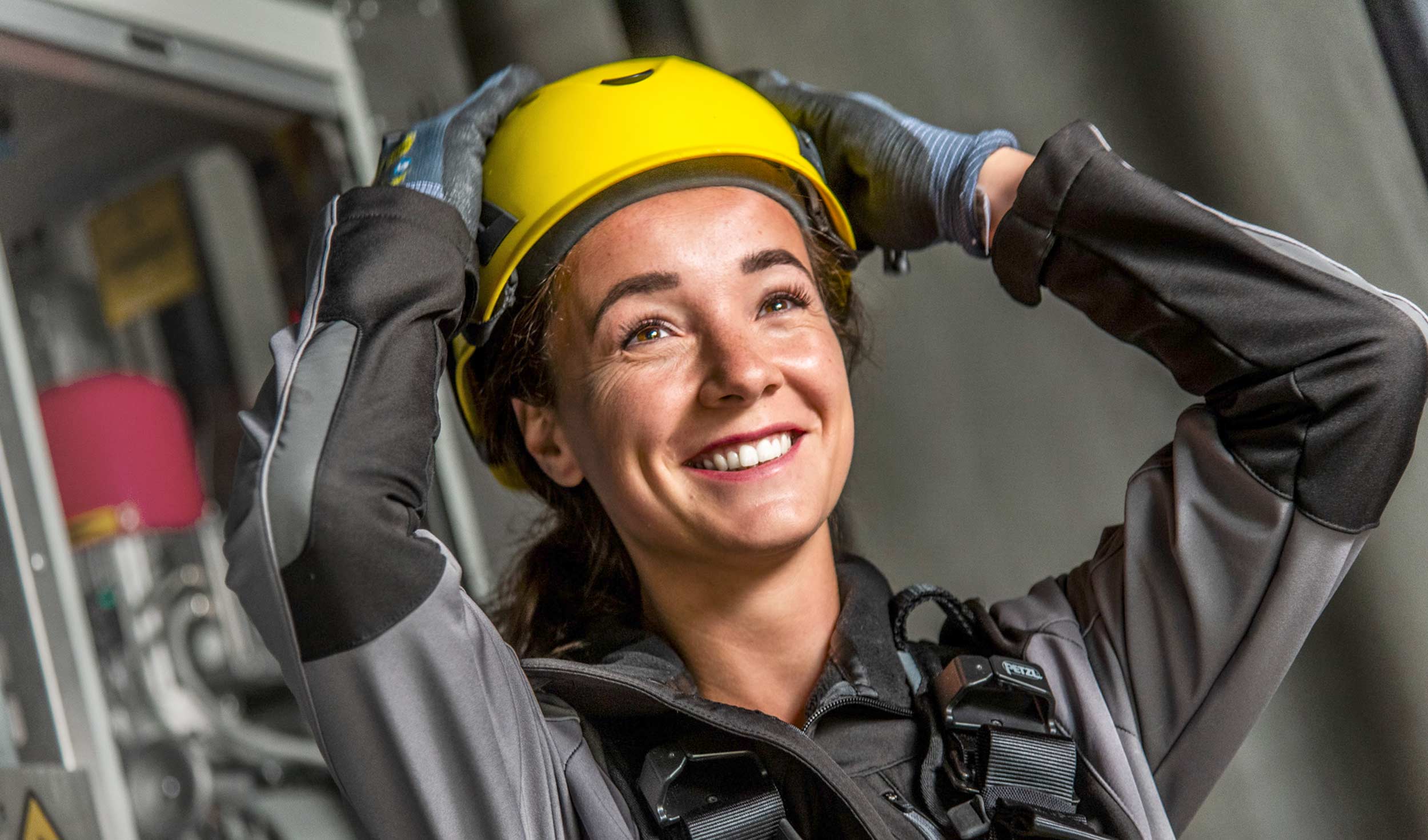 Frau mit Helm