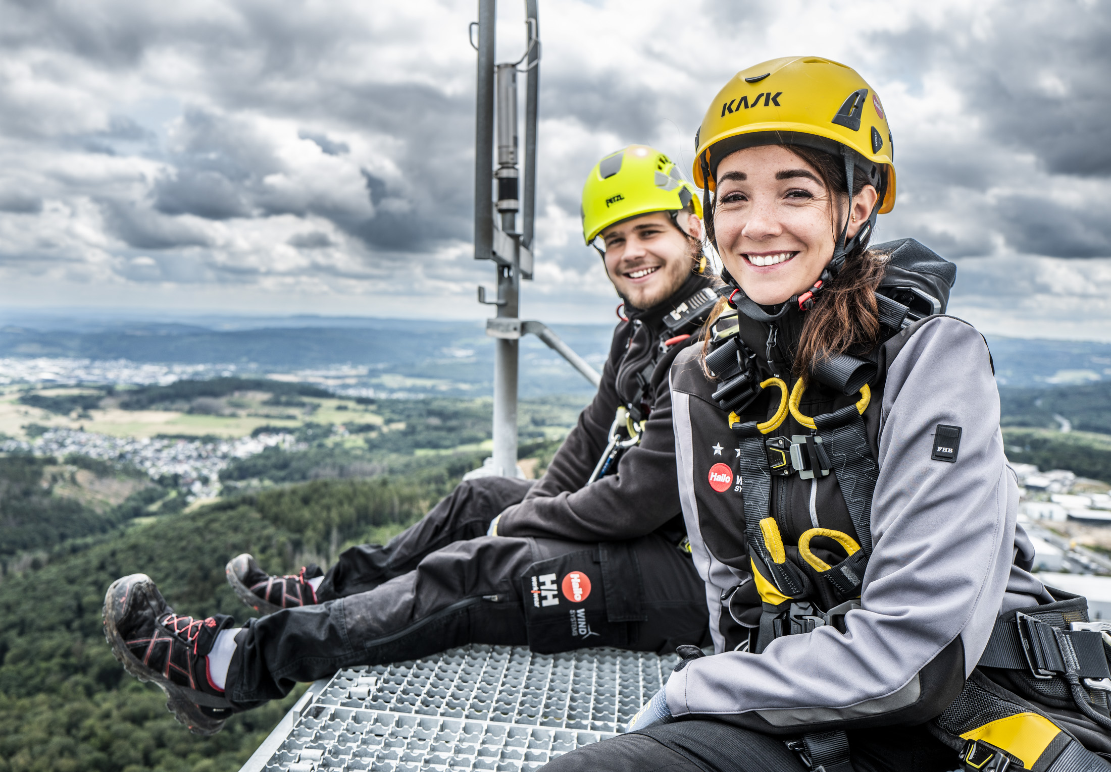 Mitarbeiter auf einer Windkraftanlage