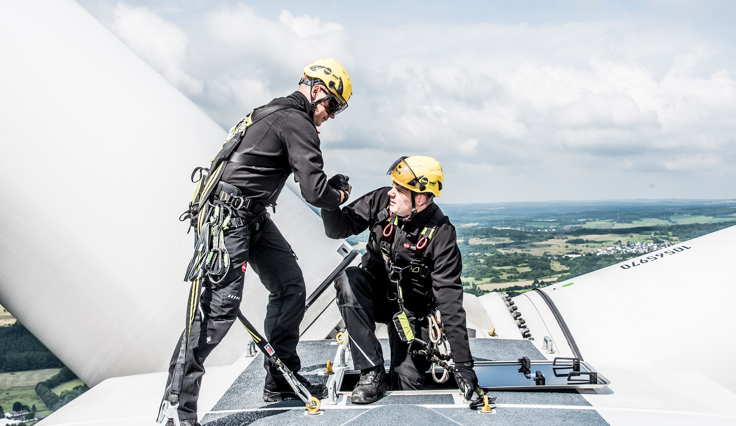 S.A.R.A. Mitarbeiter auf einer Windkraftanlage