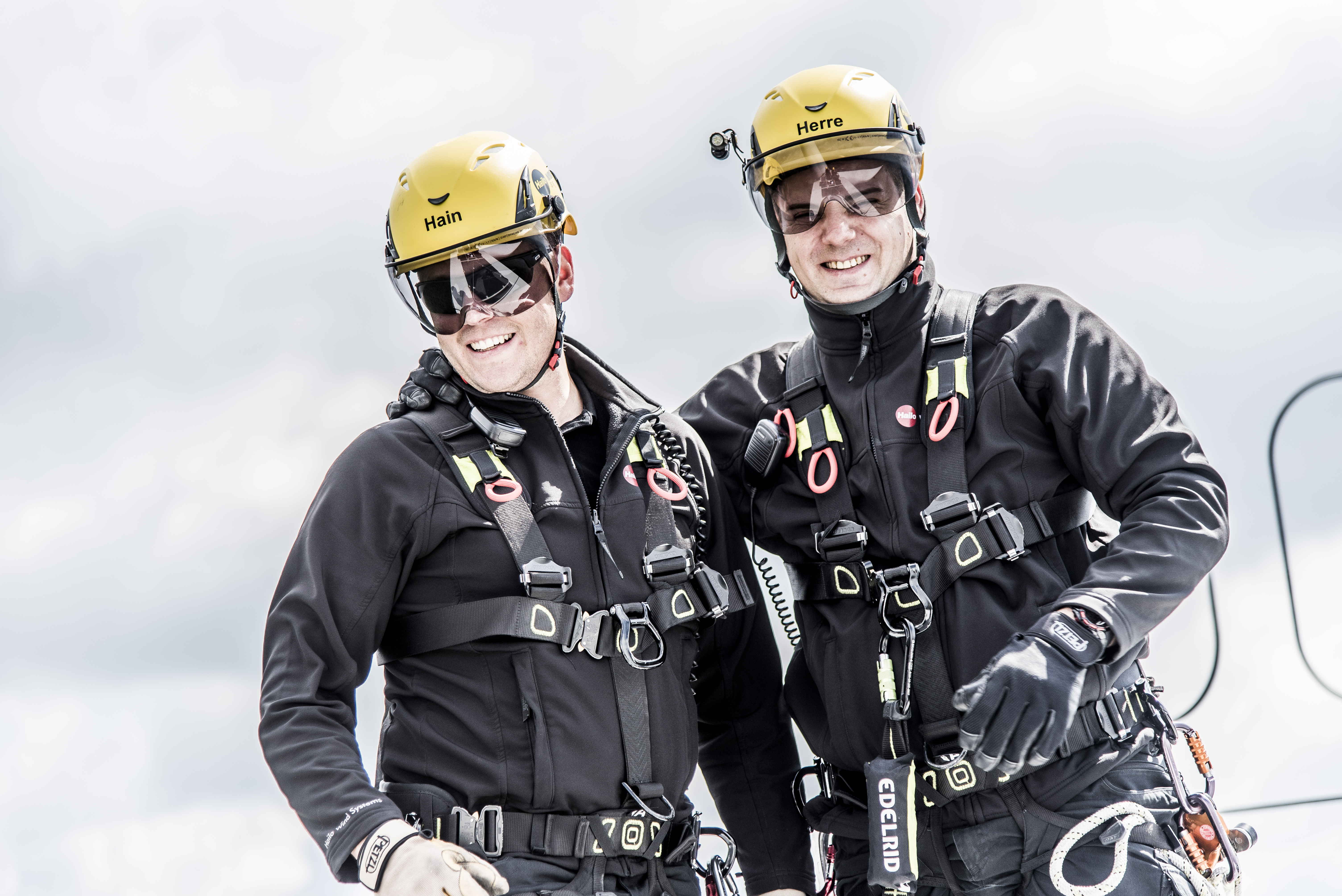 Zwei Mitarbeiter auf einer Windkraftanlage