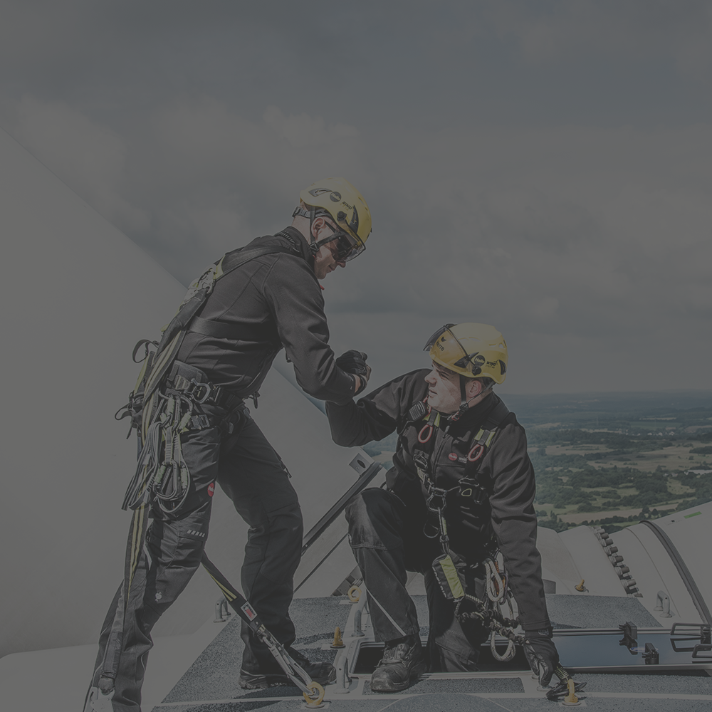 Mitarbeiter auf der Windkraftanlage