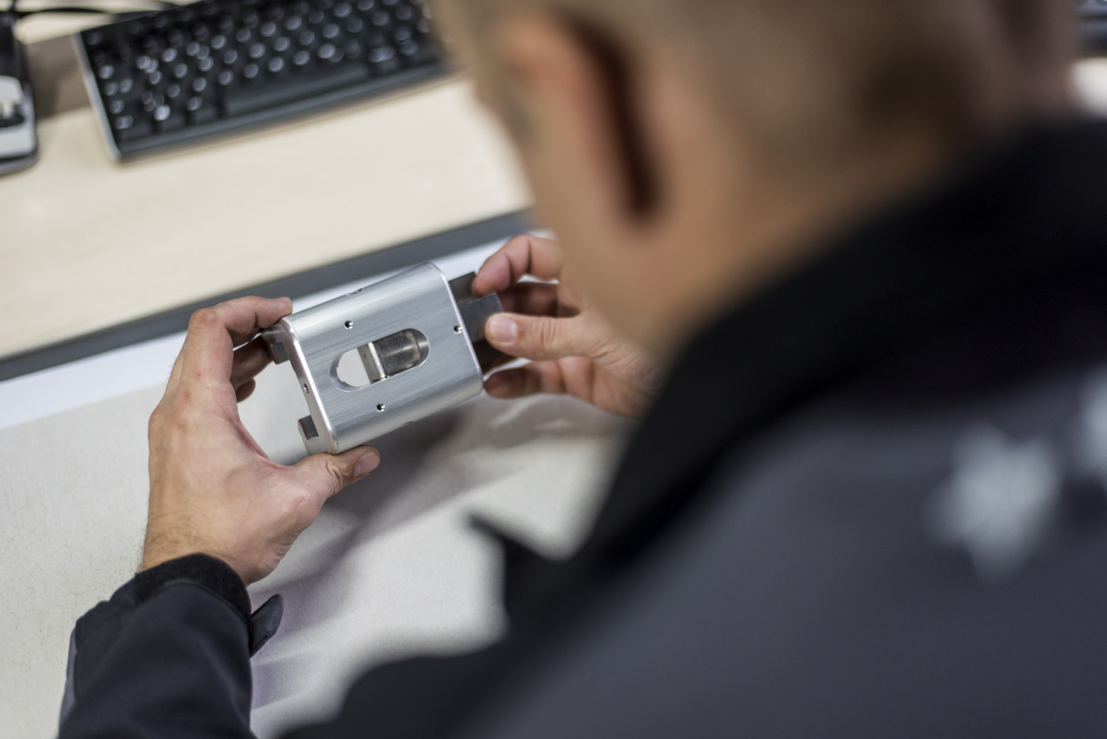 Fertigung, Feinmechaniker Auffanggeräte, Bandfalldämpfer, Montage, Wartung, Reparatur, Hailo Wind Systems, Steigschutzsysteme, 